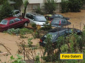 Onlarca araç Karadeniz'e sürüklendi - Foto