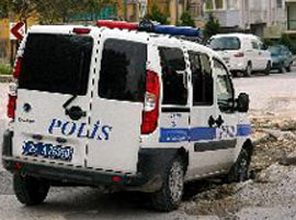 Van'da polis aracına saldırı