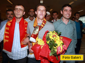 ...Ve yeni transfer Elano İstanbul'da - Foto