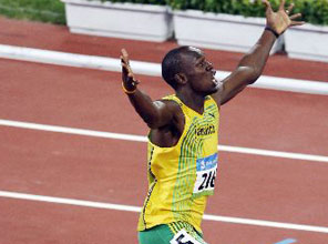Bolt 200 metreyi güle oynaya...