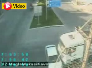 İlginç kaza güvenlik kamerasında - Video
