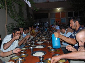 Her gün 100 kişiye iftar yemeği