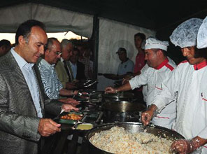 Vali orucunu iftar çadırında açtı