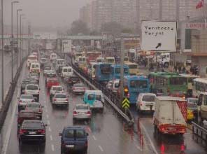 Sağanak yağış İstanbul'a yaramadı