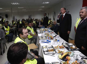 Erdoğan işçilerle iftar yaptı