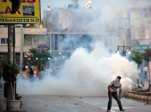 Polise ve gazetecilere molotoflu saldırı