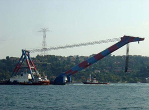 İstanbul Boğazı'ndan dev vinç gemisi geçti