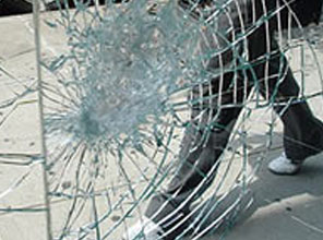 Alkollü askerler işyerinin camlarını kırdı