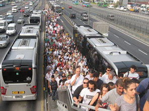 Metrobüs kullanıcıları DİKKAT!