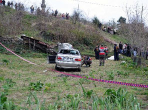 Otomobil, otobüs durağına daldı