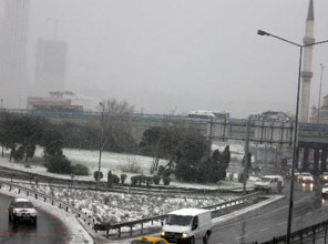 Kar yağışı 'beyaz' yüzünü gösterdi 