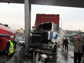 Bir TIR daha üst geçide çarptı