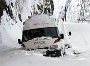 Ambulansın üzerine çığ düşünce...