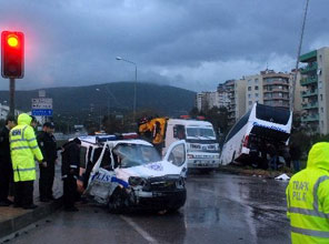 Polis otosu kaza yaptı: 1 şehit