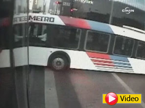 Metrobüs, otobüse böyle çarptı - Video