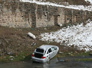 Dereye uçan otomobilden sağ kurtuldu