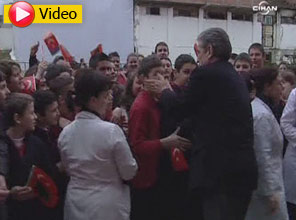 Türk okullarına büyük övgü - Video