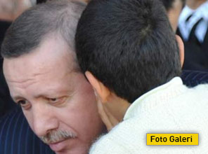 Erdoğan'ın kulağına fısıldadı - Foto