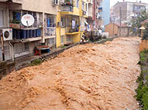 İstanbul'da yağmur yolları kapadı 