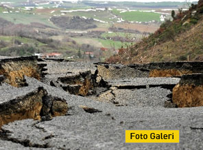 Asfalt parçalandı - Foto