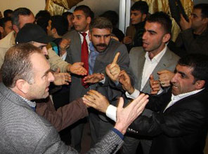 Tekel işçileri AK Parti toplantısını bastı