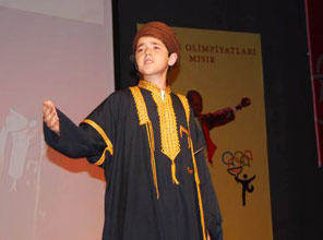Türkçe olimpiyatlarında 'varım' diyor