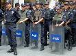 Gazeteciler dövüldü polis seyretti