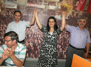 Kadın kolları başkanı AK Parti'ye geçti  	