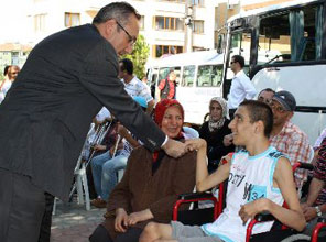 AK Partililer engellilerle bulu�tu