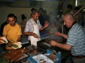 Cami avlusunda mangallı sahur keyfi