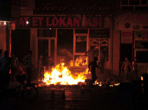 Vanda olaylar çıktı: 15 gözaltı