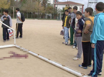 Başına kale direği düşen çocuk öldü