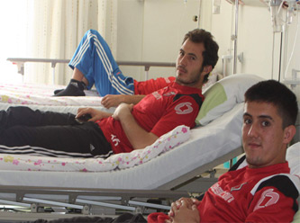 26 futbolcusu yedikleri yemekten zehirlendi