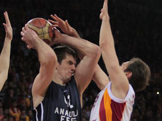 Dev maçın galibi Efes