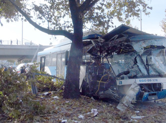 Belediye otobüsü köprüden uçtu