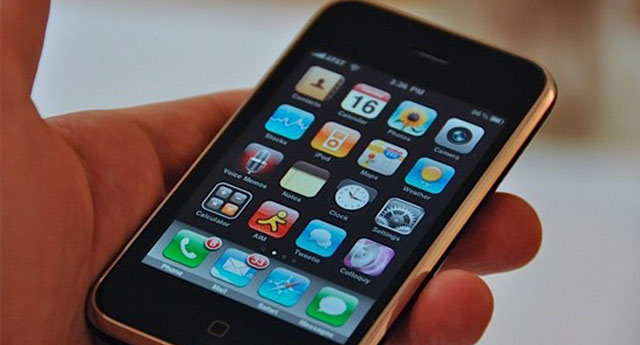 iPhone'a bu kez de Facebook darbesi