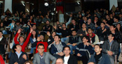 Bu sefer rektör öğrencilere yumurta attı