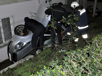 Otomobiliyle Bahçeye Uçtu
