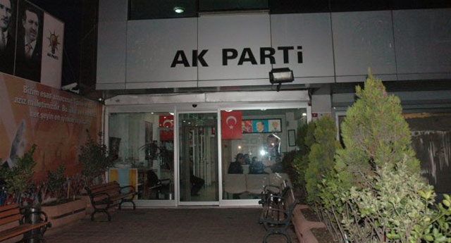 Başörtüsü takıp AK Parti binasını işgal ettiler