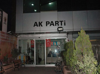 Başörtüsü takıp AK Parti binasını işgal ettiler