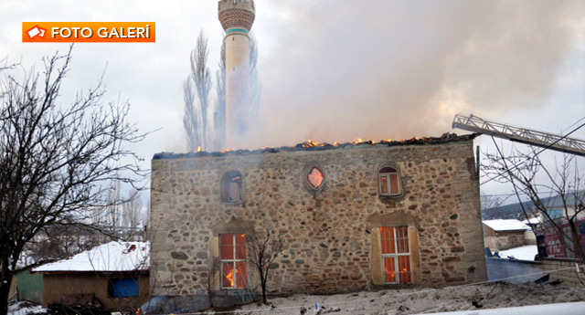 110 yıllık cami kül oldu