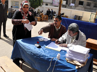 Mısırlılar referandum için sandığa koştu