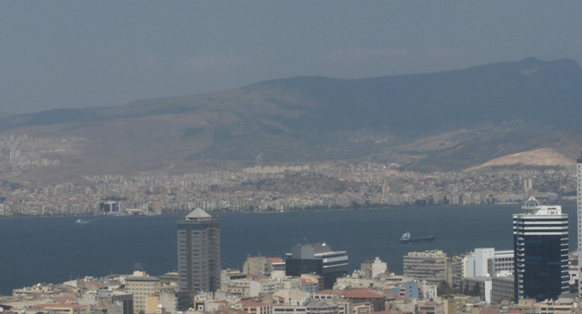 İzmir'de düşen uçağın enkazı bulundu