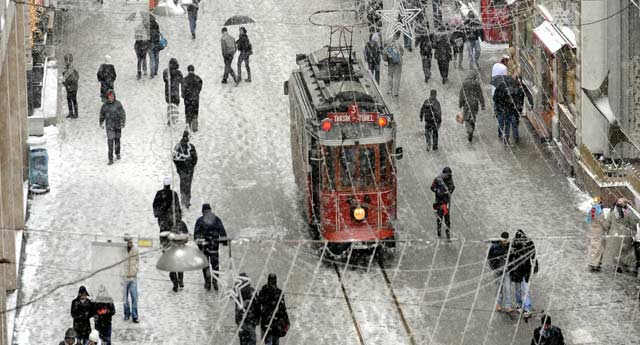 İstanbul'da kar kalınlığı 20cm'ye ulaştı