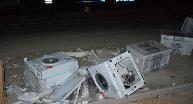 Tır devrildi, beyaz eşyalar yola saçıldı