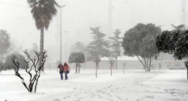 İzmir'de kar yağışı başladı