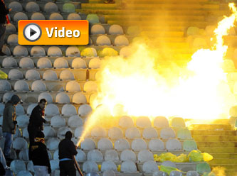 Göztepe'de taraftarlar tribün yaktı!