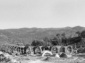 Tiyatroya medrese açıyorlar