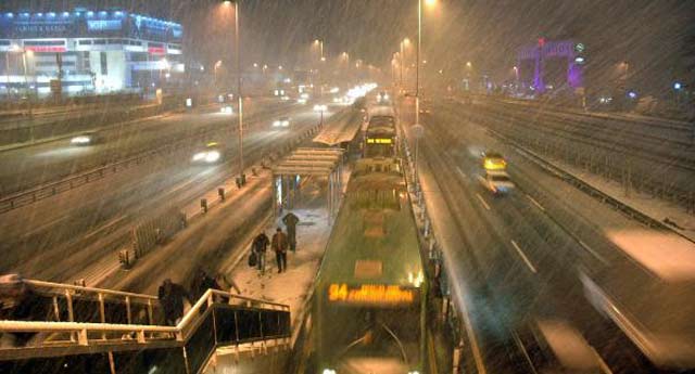 Gece artan kar yağışı İstanbul'u etkiliyor