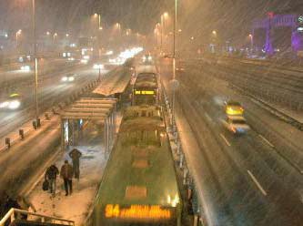Gece artan kar yağışı İstanbul'u etkiliyor